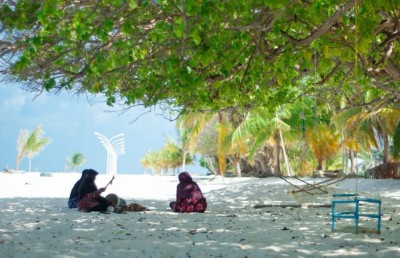 ހުރިހާ އެއްޗެއް ދޫކޮށްލާފައި އެނބުރި ރަށަށް!