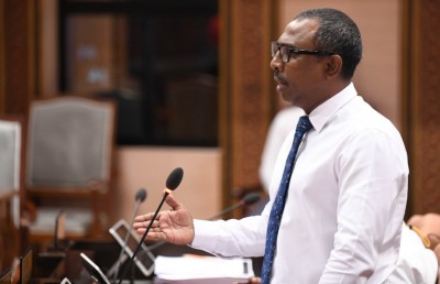 ދެ ނޫސްވެރިޔަކަށް މަރުގެ އިންޒާރު ދިން މައްސަލާގައި މަޖިލީހަށް ކުއްލި މައްސަލައެއް!