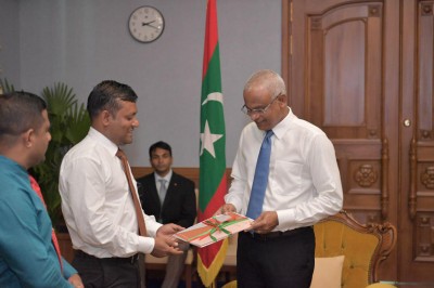 ޖަރުމަނުގެ ލިޔުންތެރިޔަކު ދިވެހި ބަހާ ބެހޭގޮތުން ލިޔުއްވި ފޮތެއްގެ ތަރުޖަމާގެ ފުރަތަމަަ ބައި ރައީސްއަށް އަރުވައިފި