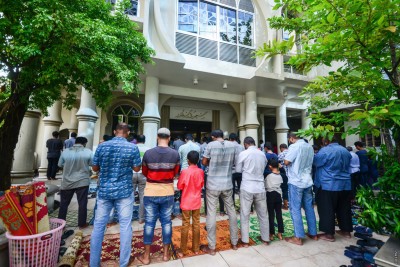 ނަމާދަށް ހުއްޓައި އަގުބޮޑު ފޯނެއް ވަގަށް ނަގައި ވިއްކާލައިފި