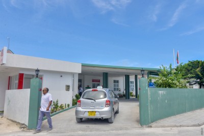 ސައިކަލެއްގައި ދިޔަ މީހަކު ހިލަތަކެއް މައްޗަށް ވެއްޓި ސީރިއަސް ހާލަތުގައި