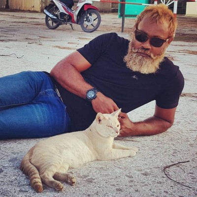 އަގްލީލް ހައްޔަރެއް ނުކުރޭ، ފޯނާ ލެޕްޓޮޕާ ހިފަހެއްޓުމަށްފަހު ދޫކޮށްލައިފި