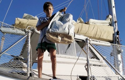 ގެ ވިއްކާލައި ތިން ދަރިންނާ އެކު ޔޮޓެއްގައި ކަނޑުމަތީގައި