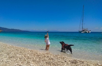 ގެ ވިއްކާލައި ތިން ދަރިންނާ އެކު ޔޮޓެއްގައި ކަނޑުމަތީގައި