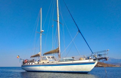 ގެ ވިއްކާލައި ތިން ދަރިންނާ އެކު ޔޮޓެއްގައި ކަނޑުމަތީގައި