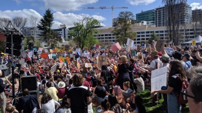 މޫސުމާ ބެހޭ "އެންމެ ބޮޑު މުޒާހަރާ" އެކި ގައުމުތަކުގައި ފަށައިފި