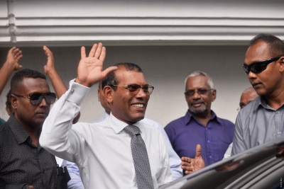 ނޫސްވެރިކަމުގެ ޝަރަފުގެ އަލިމަސް ގަލަން ރައީސް ނަޝީދަށް