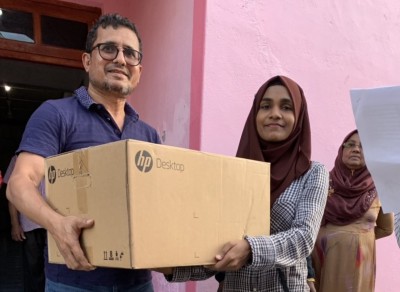 ސައިރިކްސް ކޮލެޖުން ހުުޅުދޫގެ އެކި އާއިލާތަކަށް 68 ކޮމްޕިއުޓަރު ހަދިޔާކޮށްފި