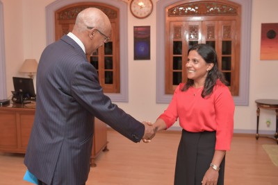 ޔުނިސެފްގެ މަންދޫބު ރައީސްގެ އަނބިކަނބަލުންނާ ބައްދަލުކުރައްވައިފި