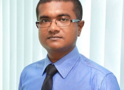 ކޮރަޕްޝަންގެ ތުހުމަތުގައި ކަސްޓަމްސްގެ އިސްވެރިޔަކު ވަޒީފާ އިން ވަކިކޮށްފި