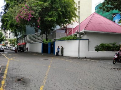 ބަޑިބޭސް ގެންގުޅުނު މީހަކު ހިލާލީގެ ކައިރިން ހައްޔަރުކޮށްފި