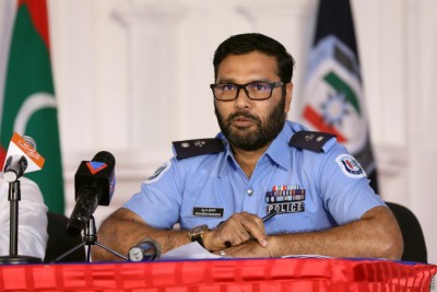 ލޯންޗު ތެރޭގައި ސިނގިރޭޓް ބޯން ތިބި ކަމަށް މަންޒަރުދުށް މީހުން ބުނޭ: ފުލުހުން