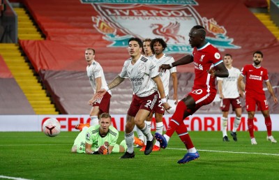 ލިވަޕޫލުން ފަހަތުން އަރައި އާސެނަލް ބަލިކޮށްފި