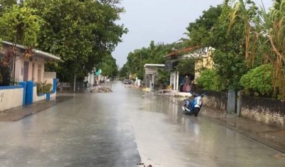 އައްޑޫ ސިޓީގެ ގިނަ ގެތަކަށް ފެންވަދެ، ބައެއް މީހުން ވަގުތީ ހިޔާއަށް