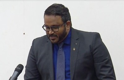އަދީބު ހުށަހެޅުއްވީ ޖޫރިމަނާ ފައިސާ ބަހާލައިގެން ދައްކަވަން