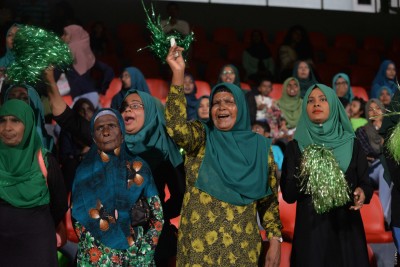 ބަހަނާއެއް ނެތް، ކައުންސިލްތަކުގައި އަންހެނުން ތިބެން ޖެހޭ!