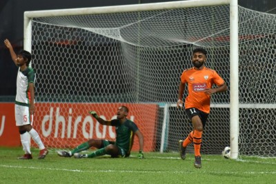ދަ ގްރާންޑޭ ބަލިކޮށް އީގަލްސްއިން މާޒިޔާއާ ދެމެދު ދެ ޕޮއިންޓަށް ފަރަގު ކުޑަކޮށްފި