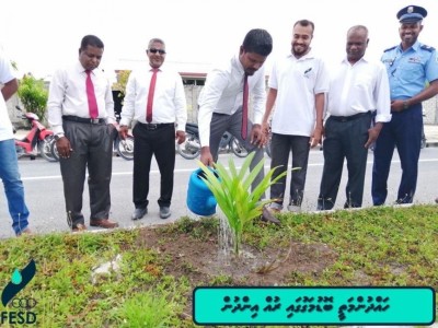 ލާމު ލިންކް ރޯޑުގެ އެއްކޮޅުން އަނެއްކޮޅަށް ފެންފޯއް ރުއް އިންދަނީ