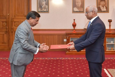 ދެ ސަފީރެއްގެ ސަފީރުކަމުގެ ފަތްކޮޅު ރައީސަށް އަރުވައިފި