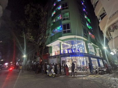 ލިޓަސްއިން ހިލޭ ބަހާ ހެލްމެޓްތައް ހޯދަން ދިގު ކިއުއެއް ދަމާލައިފި