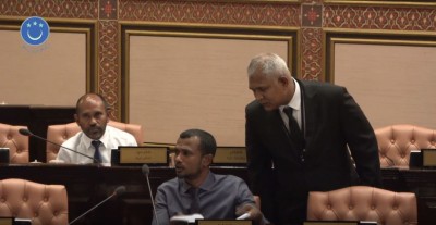ޓޮމް އަށް އިތުރު އަދަބެއް، ފާރަށް މޫނު ލައިގެން ކޮޅަށް ހުންނަން އަންގައިފި