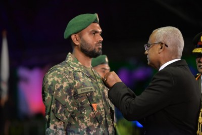 ބޮޑު އަލިފާނުގެ ހާދިސާގައި މީހުން ސަލާމަތްކުރި ނުވަ ސިފައިންނަށް މެޑަލް