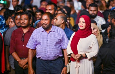 ތިބޭނީ ޒުވާނުންނާ އެކު، ހާސްކަނޑާލާ: ގާސިމް