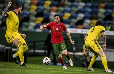 އެއް ވަނަ ހޯދަން ފްރާންސުން ޕޯޗުގަލްގެ ފަހަތުގައި ވިއްދާފައި