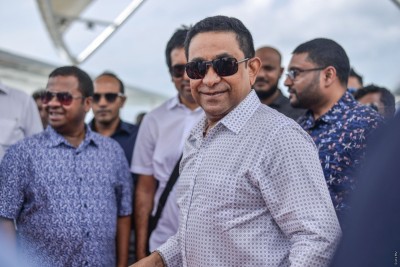 ބެންޗަކުން މައްސަލަ ބަލަން ރައީސް ޔާމީން އެދިވަޑައިގެންފި