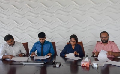 އިންޑިއާގެ އެހީގައި ދެ ރަށެެއްގައި އައިސްޕްލާންޓު ބަހައްޓަނީ