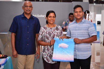 ރައީސްގެ ދެކަނބަލުން އިމްޕަރމަނަންސް ސޯލޯ އާޓް އެގްޒިބިޝަން ބައްލަވާލައްވައިފި