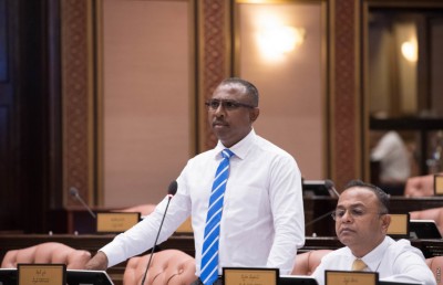 ރައްޔިތުން ޓެކްސް ދައްކަނީ ބަދަލު ދޭކަށް ނޫން: އާޒިމް