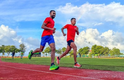 ކުރީގެ ދެ ވާދަވެރިން މިހާރު އެކުވެ ރޭހުގައި ކުރިއަށް