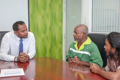 ކުނިކޮތަޅުން ދިން ހަމަލާ ރައްދުވި މުވައްޒަފަށް ވެމްކޯއިން ހިތްވަރު ދީފި
