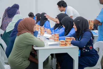 އެންސިސް ކޭނަރީގެ ވަޒީފާތަކަށް 400 މީހުން ކުރިމަތިލައިފި