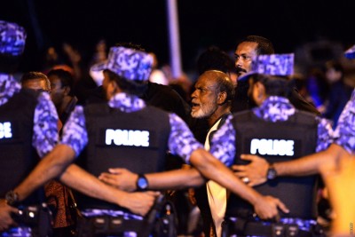 އިދިކޮޅުން މާލޭގައި ކުރި މުޒާހަރާ ފުލުހުން ރޫޅާލައިފި