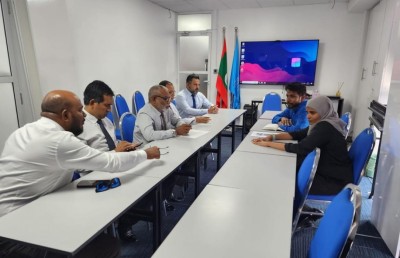 ކޮމިޝަންގެ މެމްބަރުންނާ ބައްދަލުނުވީ އިދިކޮޅުން ގަޑި ޖެހިގެން ދިއުމުން: އެޗްއާރުސީއެމް