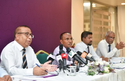 އީސީގެ ރައީސް ނުފޫޒެއްގެ ދަށުގައި ހުންނެވި ކަމަށް ބައެއް މެމްބަރުން ތުހުމަތުކުރައްވައިފި
