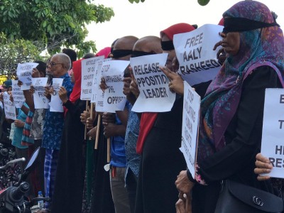 ހައްގުތަކުގެ ދުވަހު އިދިކޮޅުން ކަނު ބަނދެގެން އދ. އޮފީސްކުރިމަތީ މުޒާހަރާކޮށްފި