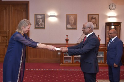 ތިން ގައުމަކުން ރާއްޖެއަށް ކަނޑައެޅި ސަފީރުން ރައީސަށް ފަތްކޮޅު އަރުވައިފި