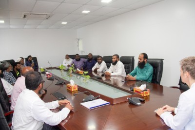 އިނގިރޭސި ސަފީރު އައްޑޫ ސިޓީގެ އިމާމުންނާ ބައްދަލުކުރައްވައިފި