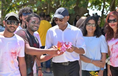 އީދު ފާހަގަ ކުރައްވަން ރައީސްގެ ދެކަނބަލުން އއ. ތޮއްޑޫއަށް