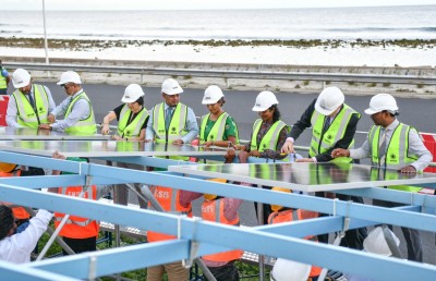 މާލެ-ހުޅުމާލެ ހައިވޭގައި ހަރުކުރާ ސޯލާ ޕެނަލްތަކުން އަންނަ މަހު ކަރަންޓު އުފައްދަން ފަށަނީ