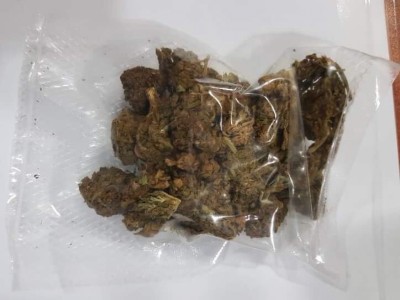 ކަދުރު ފޮށިތަކެއްގައި ކެނެބިސް އެތެރެކުރި މީހަކު އުމުރަށް ޖަލަށް