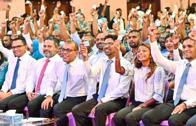 ޑިމޮކްރެޓްސް އުފެއްދުމުގެ ޖަލްސާ ބާއްވައި ނަމާއި ލޯގޯ ފާސްކޮށްފި