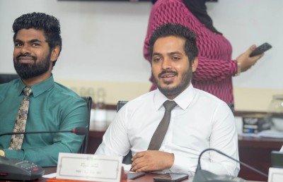 މޭޔަރާ މެދު ހިތްހަމަނުޖެހި މެންބަރުން ޖަލްސާ ބޮއިކޮޓްކޮށްފި