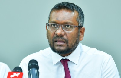 ކުންފުނިތައް ގިނަ ކުރަނީ ފައްޔާޒަށް ބާރުތައް ނަގަން ކަަމަށް އާޒިމް ތުހުމަތު ކުރައްވައިފި