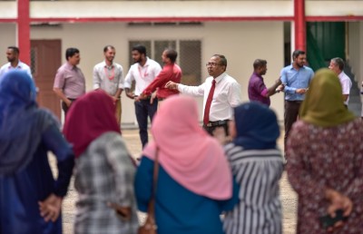 "ފޭކް" ސެޓްފިކެޓްގައި ބިދޭސީ ޓީޗަރުން އުޅޭ، އެކަމަކު ދައްކަން ބޭނުން ނުވާ ވާހަކައެއް!