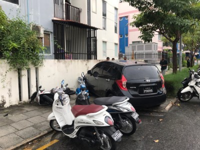 ކާރެއް ކޮންޓްރޯލު ނުވެ ޕާކްކޮށްފައި ހުރި ސައިކަލުތަކެއްގައި ޖެހި އެކްސިޑެންޓުވެއްޖެ