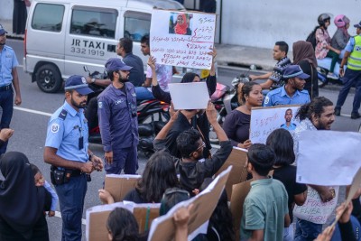 މުޒާހަރާތަކުގެ ބޭނުން ނަހަމަގޮތުގައި ހިފާ މީހުންނަށް ފިޔަވަޅު އަޅާނަން: ފުލުހުން